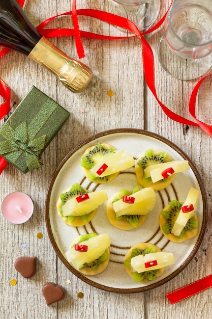 Valentinstag oder Geburtstag romantische Antipasto Canapes mit Käse Kiwi und Ananas Draufsicht