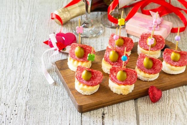 Valentinstag oder Geburtstag romantische Snacks Kanapees mit Brotkäsesalami und Oliven Platz kopieren