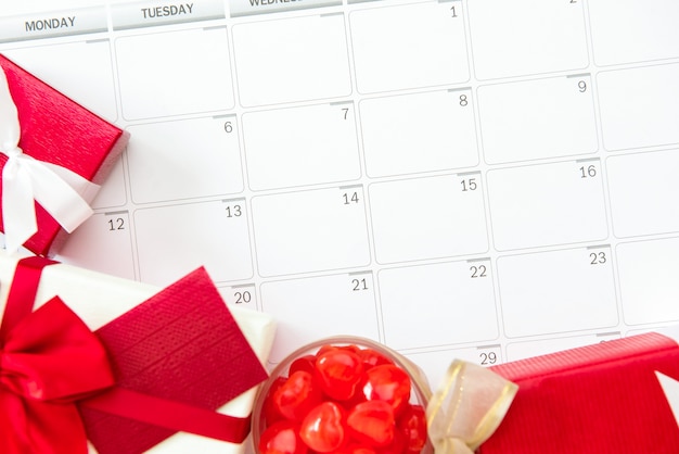 Valentinstag oder Hochzeitsgeschenke im Kalender