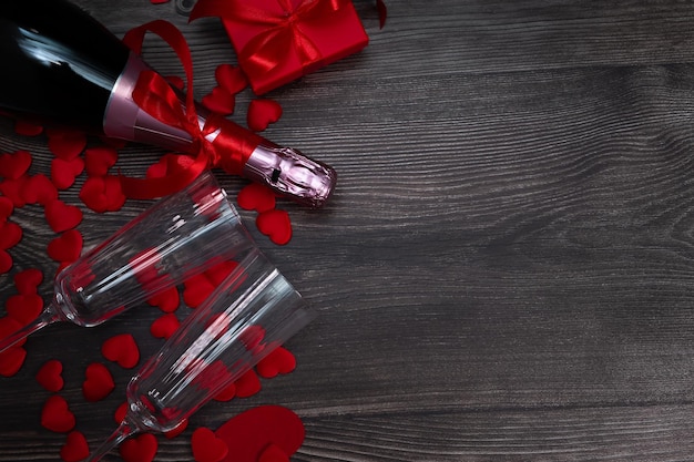 Valentinstag- oder Weihnachtsgrußkarte mit Champagner und Geschenkbox Draufsicht mit Platz für Ihre Grüße Flache Lage Hochwertiges Foto