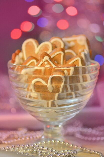 Valentinstag-Plätzchen in Glasschale Lebkuchen-Herz-Plätzchen auf einem hölzernen Hintergrund
