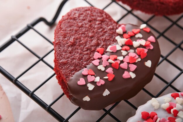 Valentinstag Roter Samt oder Brownie-Kekse auf Herzen in Schokoladenglasur auf rosa romantischem Hintergrund Dessert-Idee für den Mutter- oder Frauentag am Valentinstag Leckerer hausgemachter Kuchen für den Urlaub