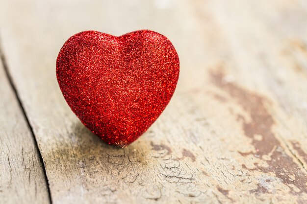 Valentinstag. Rotes Herz auf Holztisch