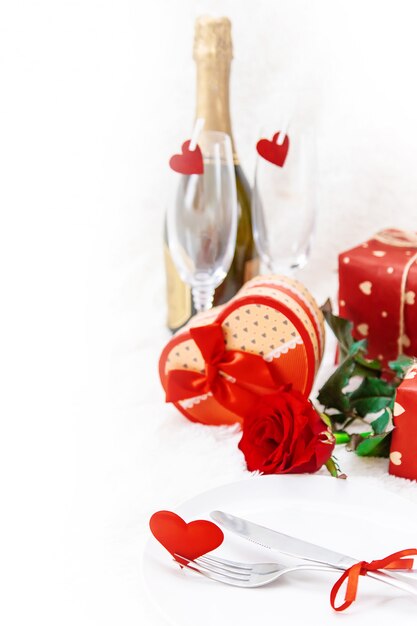 Foto valentinstag. schöne hintergrundgrußkarte mit einer rose. selektiver fokus