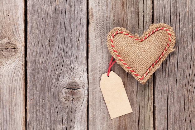 Valentinstag Spielzeugherz auf Holz