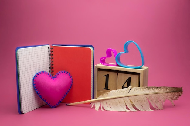 Valentinstag Stillleben mit handgenähtem textilen rosa Herzen an der Flanke eines Holzdatums