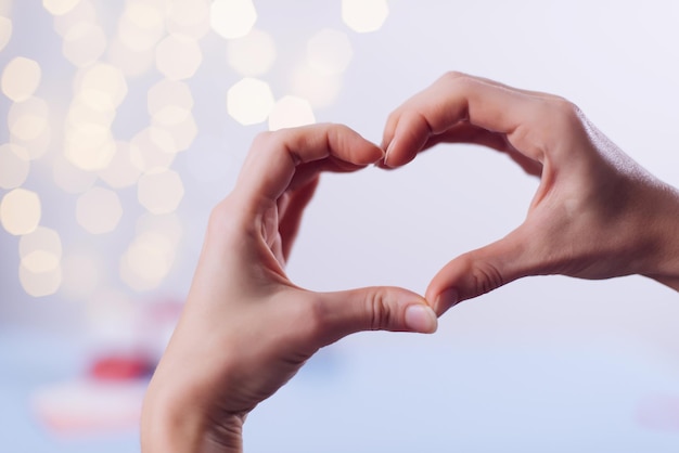 Valentinstag-Symbol der Liebe in Herzform aus Händen