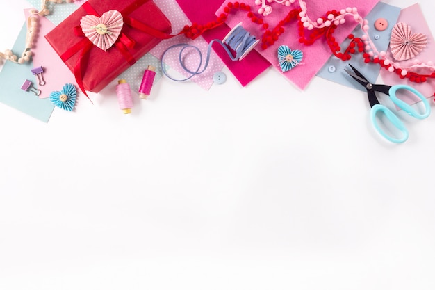 Valentinstag und 14 Februar Feiertage Banner. Arbeitsbereich für Geschenkverpackungen. Dekoration präsentiert machen flach legen Draufsicht Feier Vorbereitung DIY Konzept Dekor auf weißem Hintergrund.
