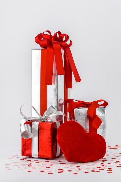 Valentinstag und Geschenkbox und Herzform Kissen