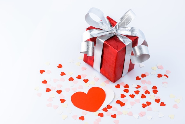 Valentinstag und Geschenkbox und Papierherzform