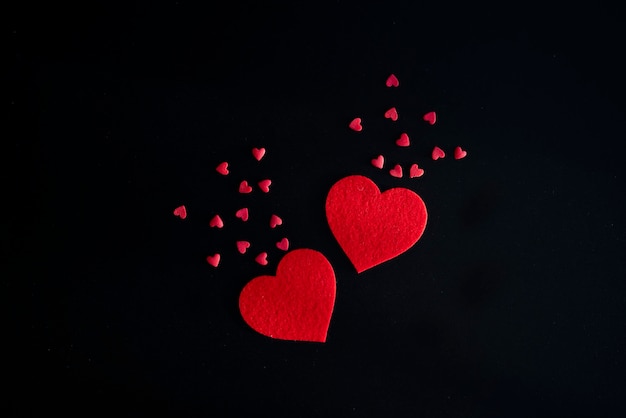 Valentinstag und Herzformen auf schwarzem Hintergrund