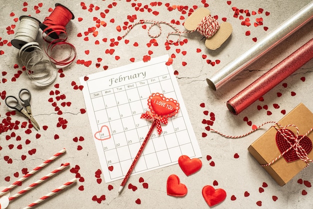 Valentinstag Wohnung lag mit Februar Kalender und Geschenkverpackung Zubehör