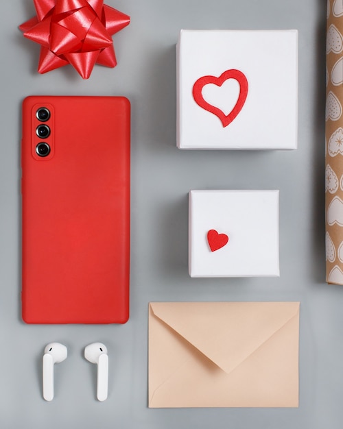 Valentinstaggeschenk auf dem Tisch mit Gadgets verpacken