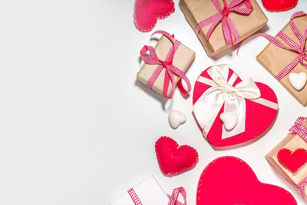 Valentinstaghintergrund mit Geschenken