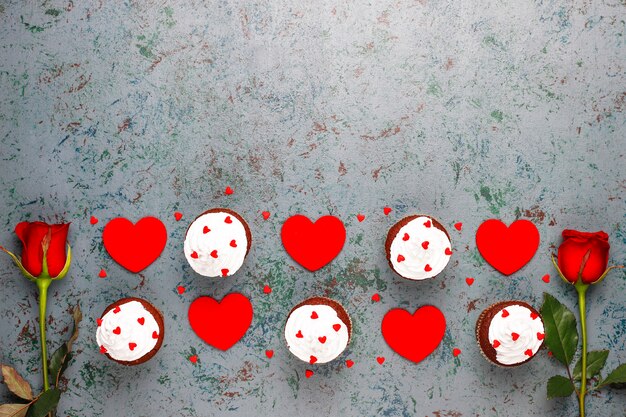 Valentinstaghintergrund, Schokoladenkleine kuchen mit Herzen formten Süßigkeiten, Draufsicht