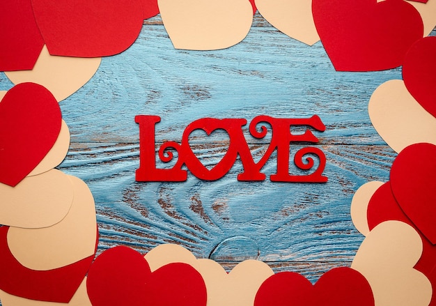 Valentinstaghintergrund verziert mit rotem heartscopy Raum