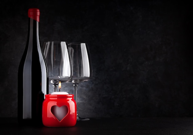 Valentinstagkerze und Rotwein