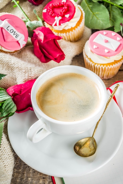 Valentinstagkleine kuchen mit Kaffeetasse