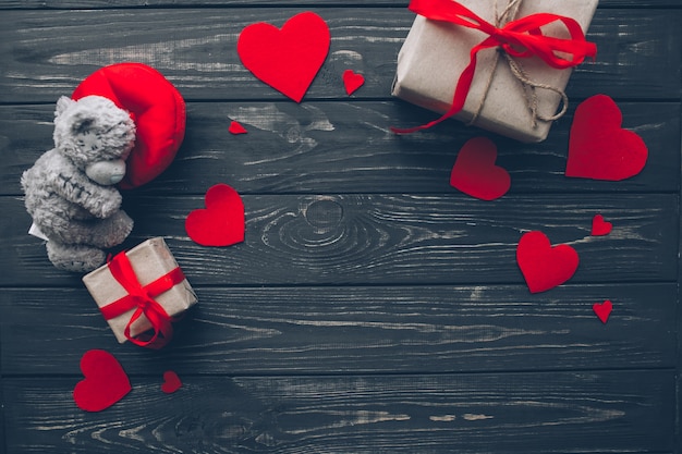 Valentinstagkonzept, Geschenke auf hölzernem Hintergrund