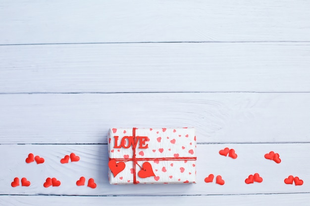 Valentinstagkonzept mit Herzen und Geschenkbox