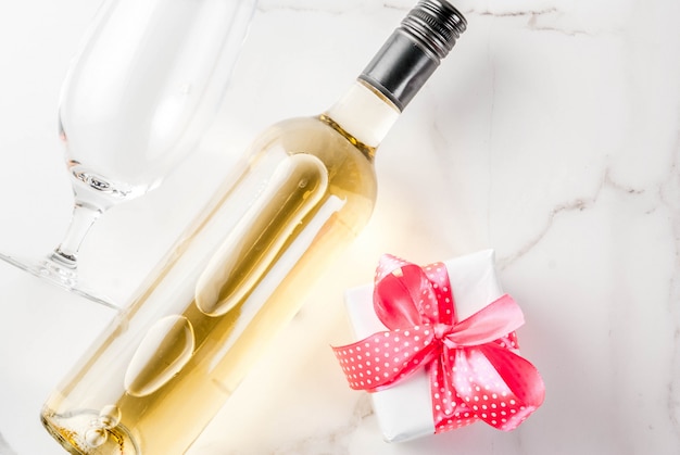 Valentinstagkonzept mit Wein, zwei Gläsern und Geschenkbox