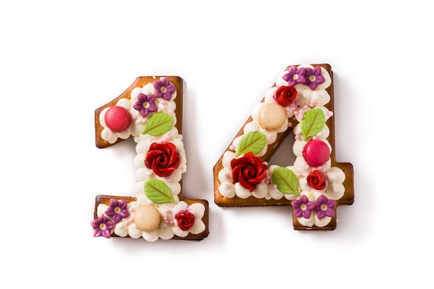 Valentinstagkuchen mit Zahl mit den Blumen verziert auf Weiß