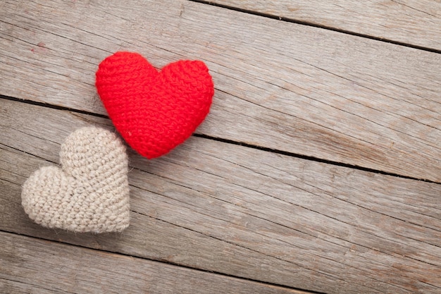 Valentinstags-Hintergrund mit handgefertigten Spielzeugherzen