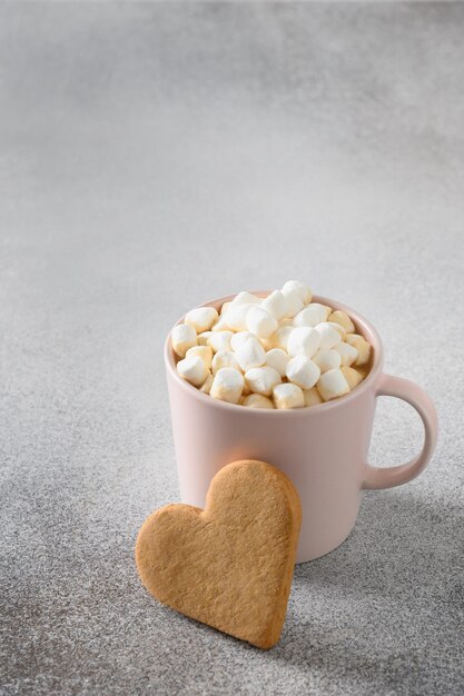 Valentinstagsfrühstück mit Kaffee und herzförmigen Keksen.