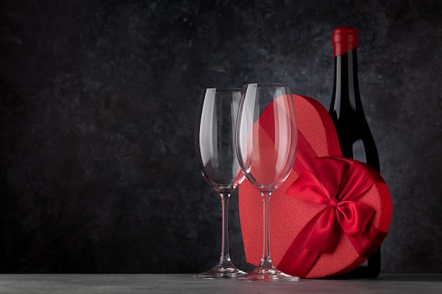 Valentinstagsgeschenk und Rotwein