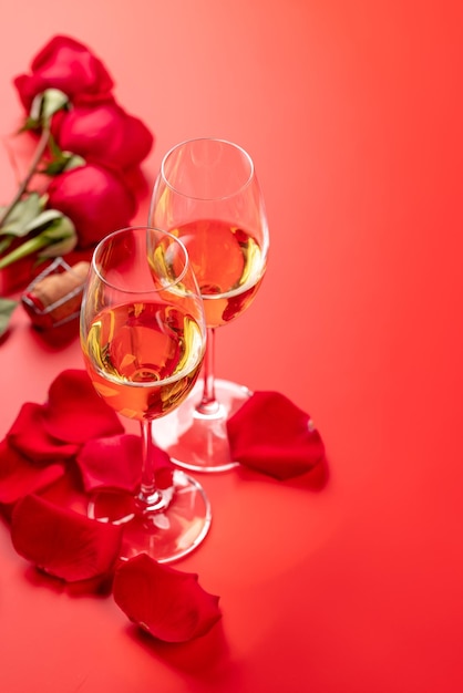 Valentinstagskarte mit Champagner und Rosenblüten