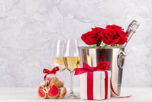 Valentinstagskarte mit Champagnerrosenblumen und Geschenkbox