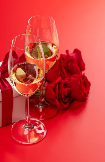 Valentinstagskarte mit Champagnerrosenblumen und Geschenkbox