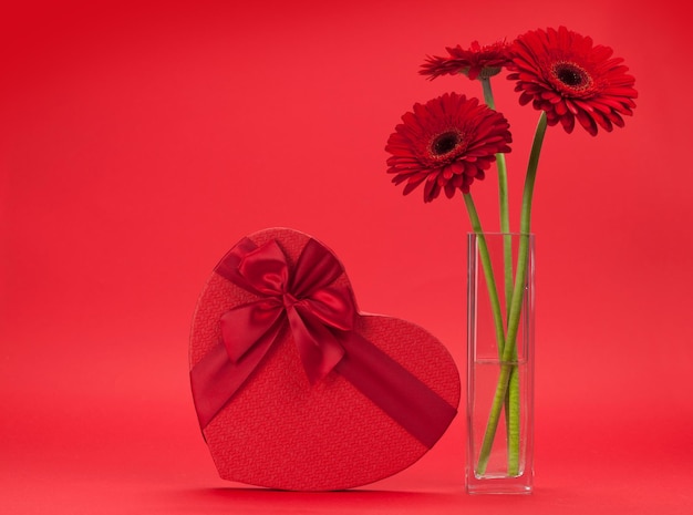 Valentinstagskarte mit Gerbera-Blumenstrauß
