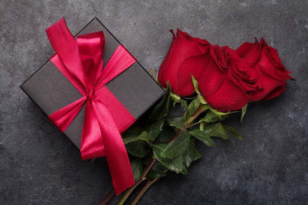 Valentinstagskarte mit Geschenk und Blumen