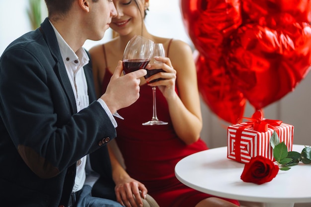 Valentinstagskonzept Romantisches Date Junges Paar feiert Valentinstag im Restaurant