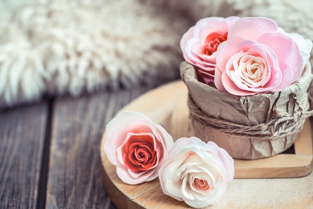 Valentinstagskonzept, Rosen auf Holztisch