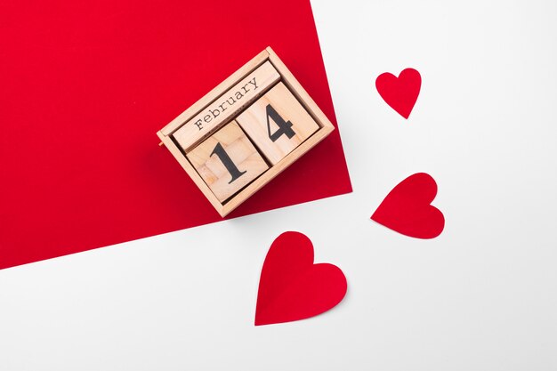 Valentinstagsthema mit Holzklotzkalender