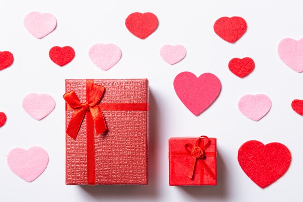 Valentinstagzusammensetzung mit Geschenken und Herzen