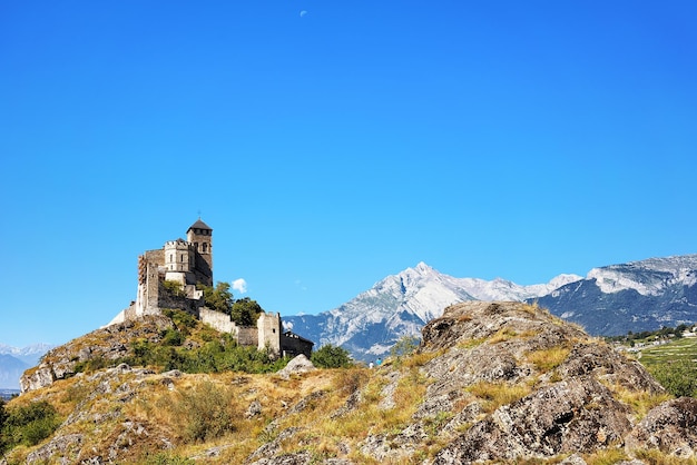 Valere Basilika auf dem Hügel in Sion, Hauptstadt des Kantons Wallis, Schweiz. Berner Alpen im Hintergrund