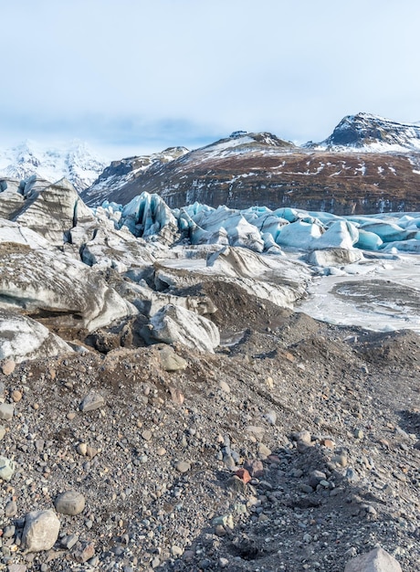 Vales de montanhas e vulcão em torno da entrada da caverna de gelo marco muito famoso na Islândia viagens