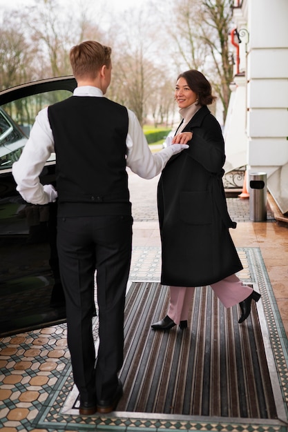 Valet de tiro completo en traje trabajando