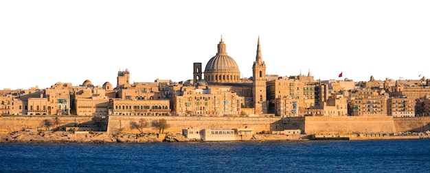 La Valeta Malta Skyline por la tarde aislado sobre fondo blanco.