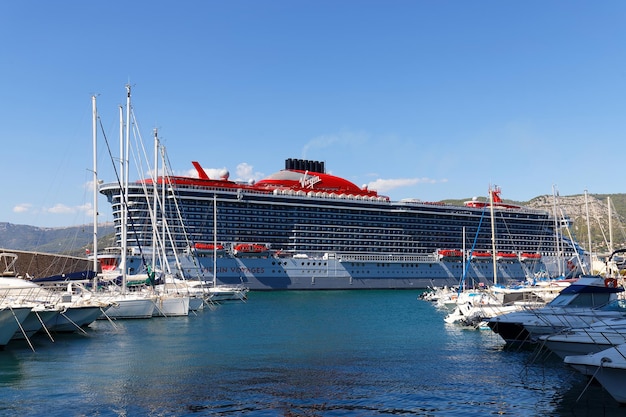 Valiant Lady es un crucero operado por Virgin Voyages en el puerto de Toulon Francia