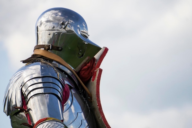 Un valiente caballero medieval con casco