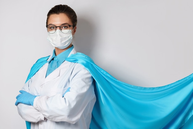 La valiente doctora superheroína nos ayudará en la batalla contra la pandemia del virus.