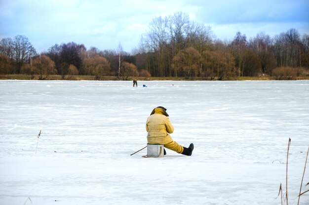 Los valientes en el hielo para pescar en invierno