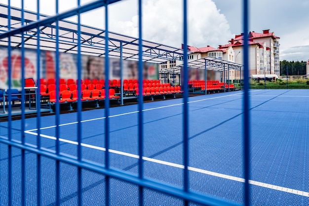 Valla de acero de la cancha de baloncesto de la escuela.