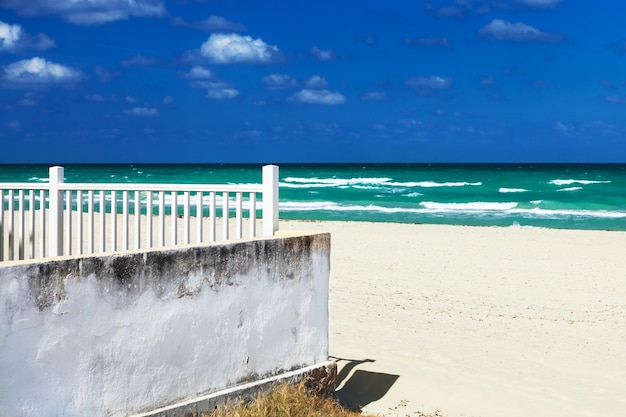 valla blanca en la playa