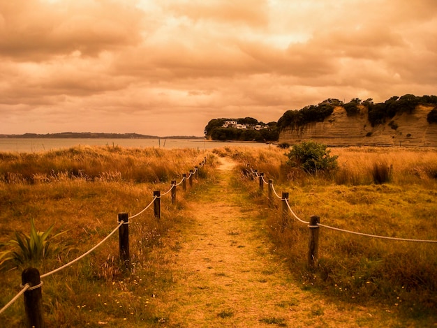 Foto valla en el campo contra el cielo