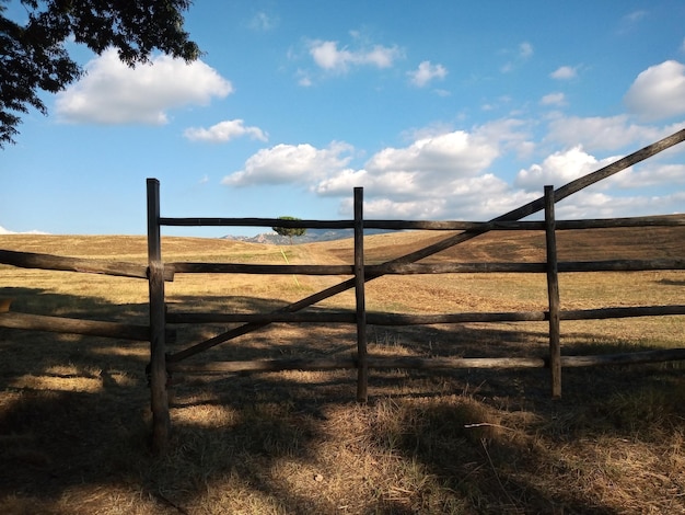 Valla en el campo contra el cielo